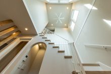 広い吹抜けを擁する吹抜け階段は、空間に限りない開放感を与える