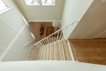 吹抜けは空間をつなぎ２階に居ても家族の気配を感じさせてくれる