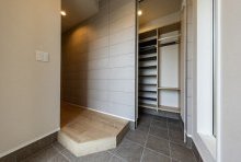 引戸の奥には大容量のSCL！来客時の見せない収納もスマートに