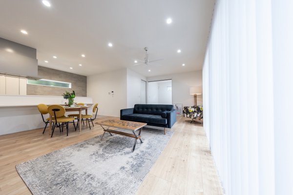 【別荘地に建つ、温泉が出るリゾートハウス】