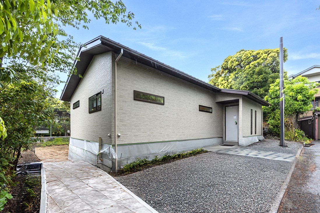 寛ぎと安らぎを感じさせるアッシュグレーとダークブラウンの高品位コントラストが◎