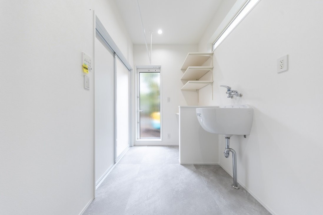 洗面に隣接した明るく広い脱衣室をかねたランドリールーム