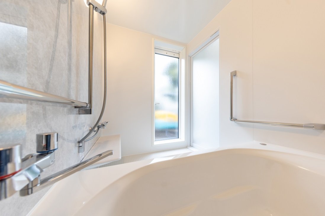 バスルームからは直接庭に出られる外気浴用のドアも装備