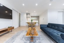 北欧スタイルにマッチするくすみ系のブルーやイエローの家具