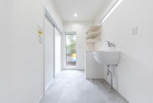 洗面に隣接した明るく広い脱衣室をかねたランドリールーム