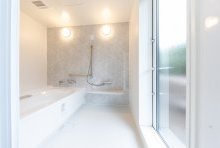 ３帖分の広さでつくったバスルームには温泉が引きこまれている