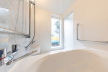 バスルームからは直接庭に出られる外気浴用のドアも装備