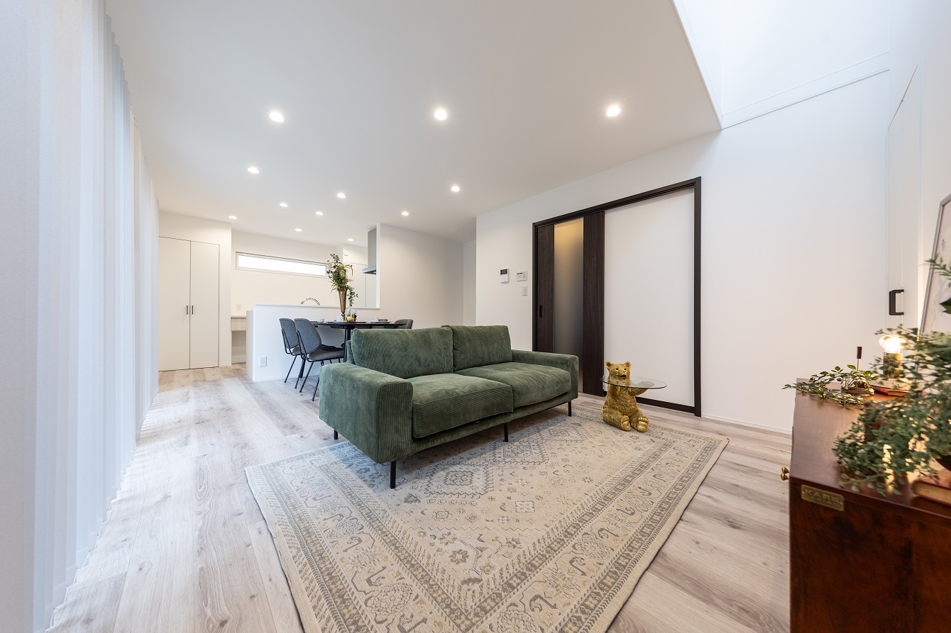 【WHTオークとBLKウォルナットのウッディな家】