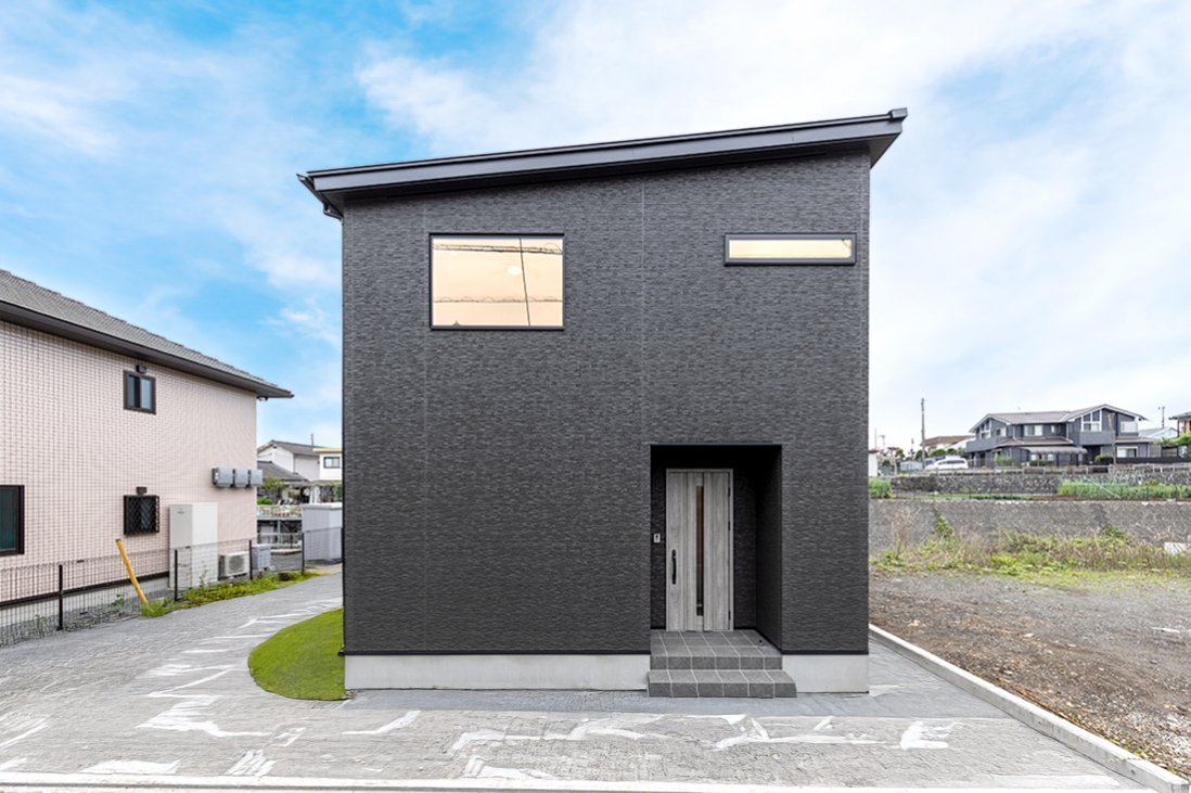 ダークトーンの端正なフォルムがスタイリッシュな印象の外観