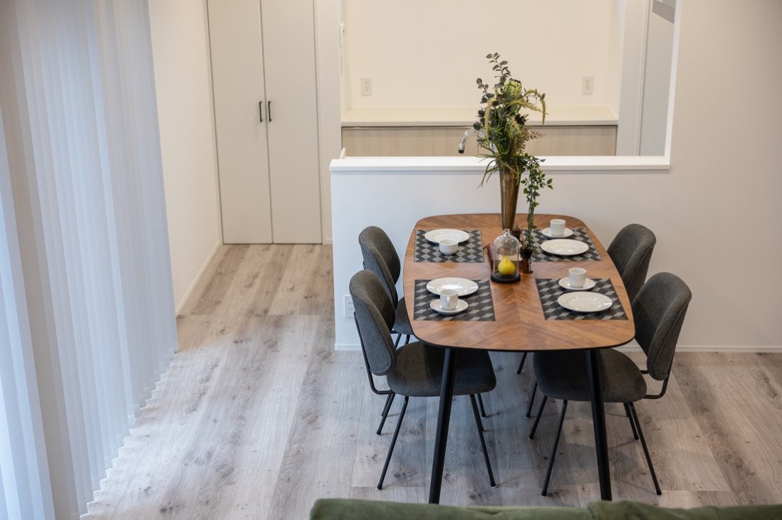 北欧スタイルの空間に良く似合うヘリンボーンのダイニングテーブル