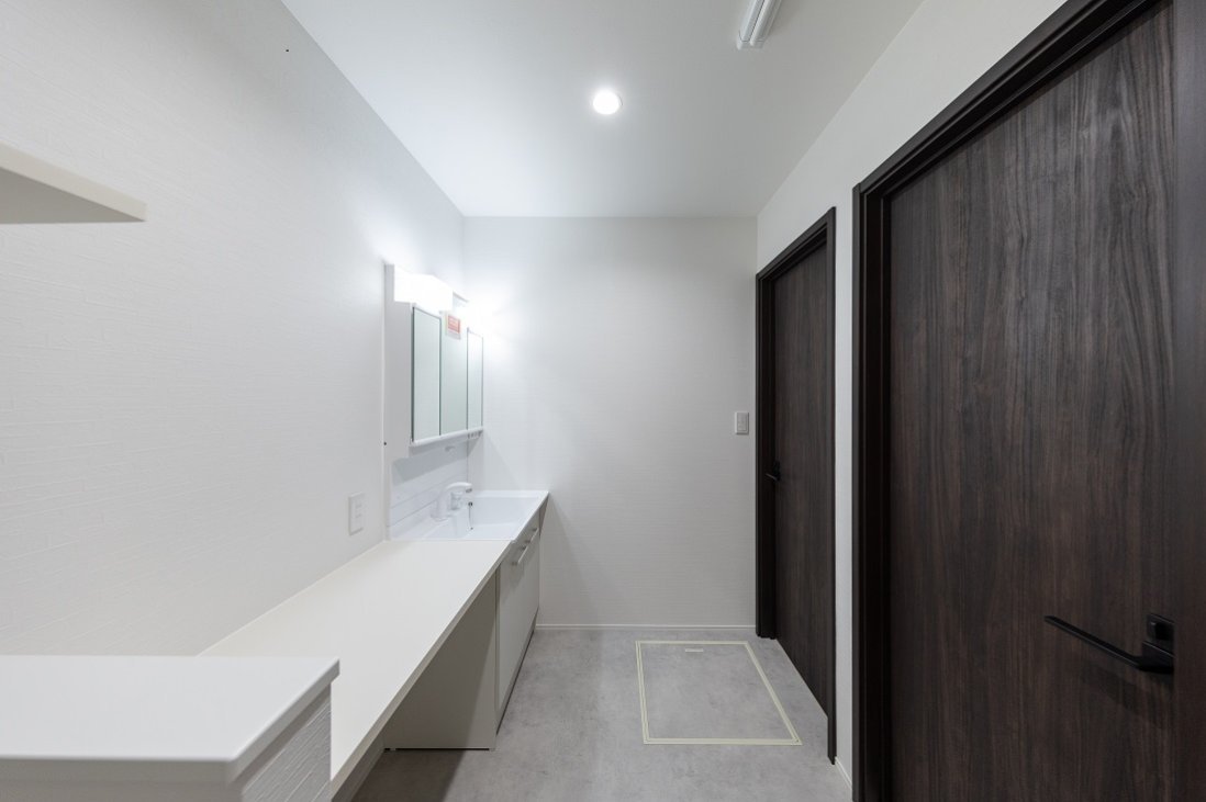 ロングカウンターが使い勝手を増す洗面はユーティリティースペース