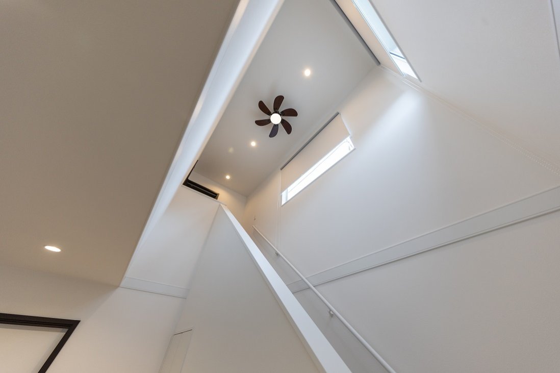 吹抜けを見上げる度に旋回してるシーリングファンは癒しアイテム