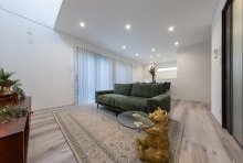 ホワイトオークの床を使用し白基調ながらも木目を楽しめるLDK