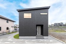 ダークトーンの端正なフォルムがスタイリッシュな印象の外観