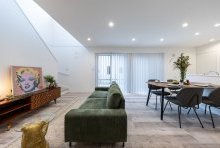 吹抜け階段から届けられる光がリビングを明るくしてくれる