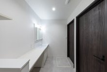 ロングカウンターが使い勝手を増す洗面はユーティリティースペース