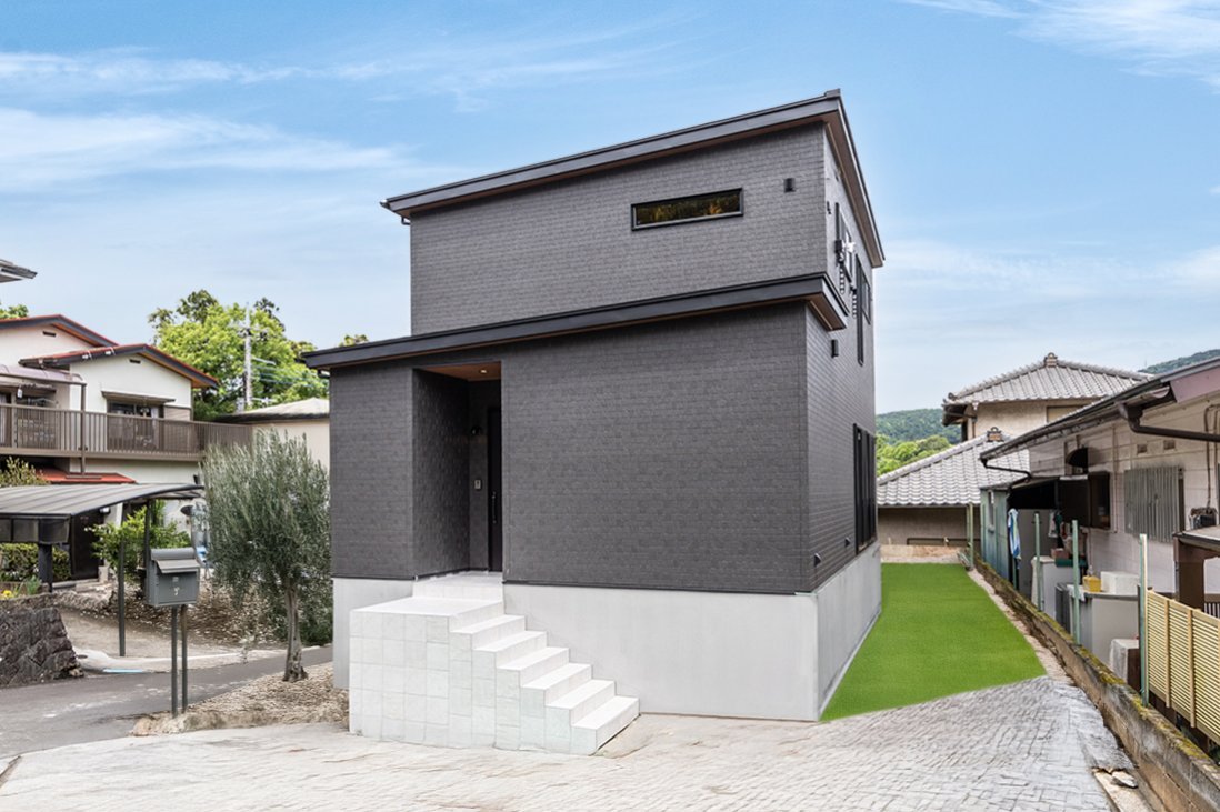 陰影が美しいチャコールの外壁をブラックが引き締める重厚感のある外観