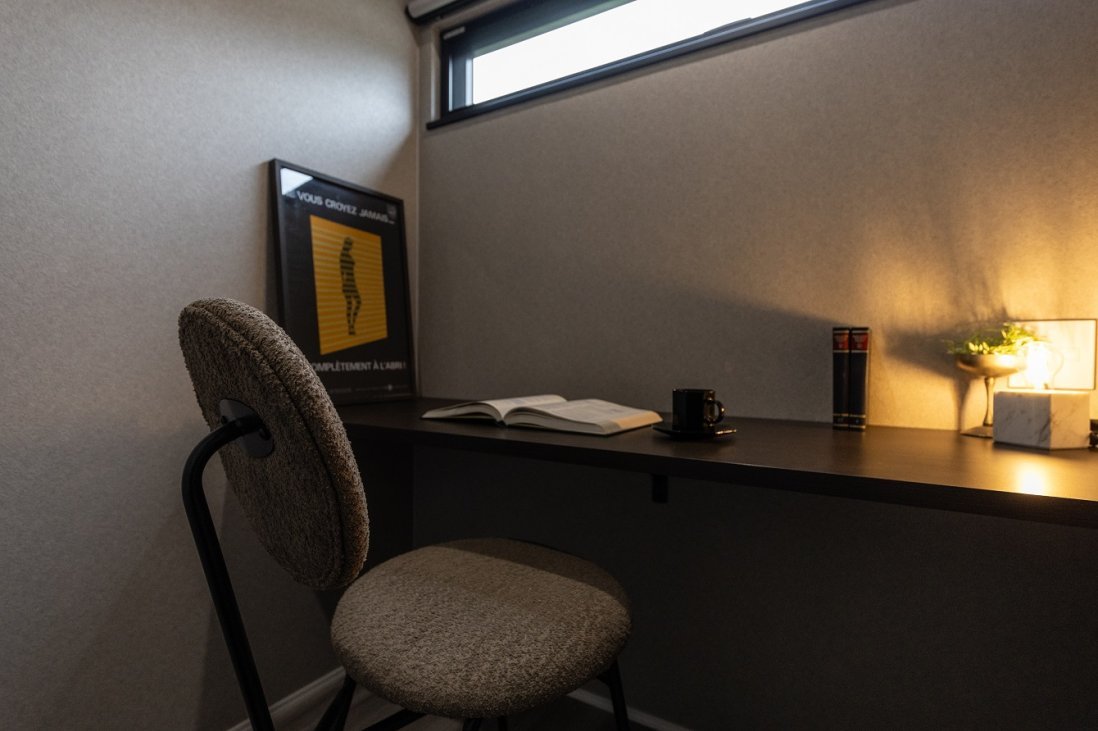 トーンをおさえた落ち着ける空間に仕上げたワークルーム