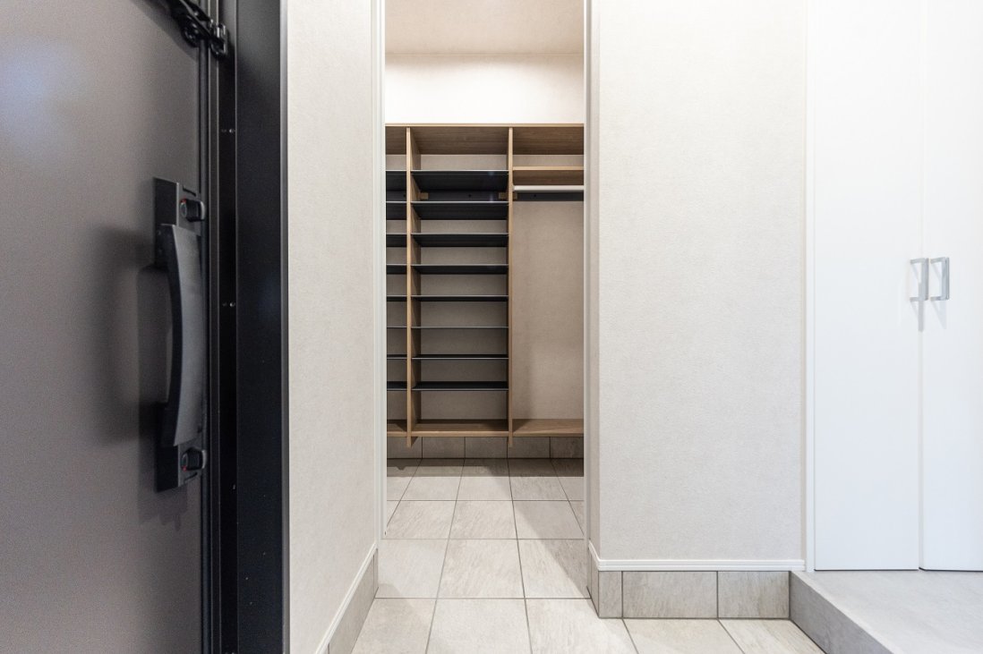 ホワイトのクォーツサイトが清潔感のあるホテルライクな玄関