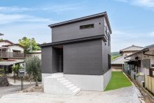 陰影が美しいチャコールの外壁をブラックが引き締める重厚感のある外観