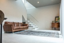 清潔感のあるヴィンテージホテルのような家具を設えたリビング