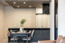 下がり天井でコントラストを演出したフルオープンキッチン