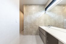 グレージュの大判タイルを２面に使用したラグジュアリーな洗面