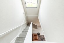 大きな窓を設けた明るい吹抜け階段には、心地よい光が漂う