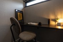 トーンをおさえた落ち着ける空間に仕上げたワークルーム