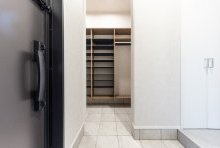 ホワイトのクォーツサイトが清潔感のあるホテルライクな玄関