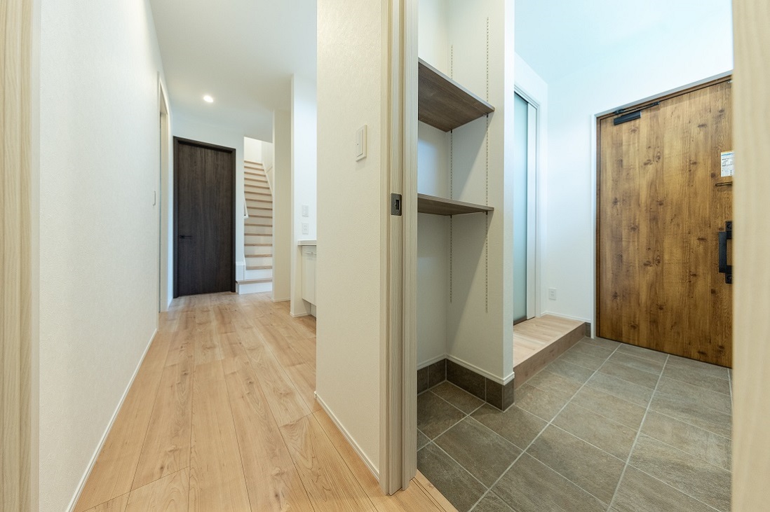 直接リビングへ、もしくは洗面へ、２Wayの動線が便利なエントランス