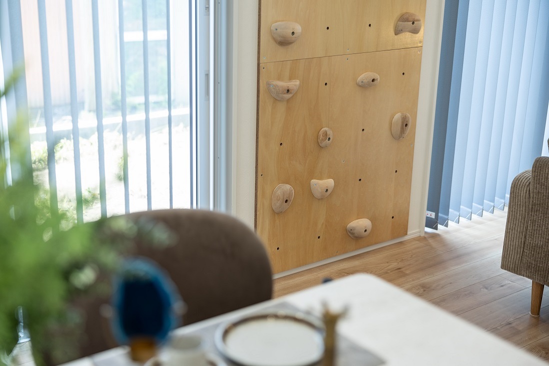 クライミングウォールは未使用時には空間のデザインウォールにもなる