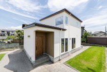 白を基調にブラウンを合わせ、サッシも白で優しい雰囲気の外観