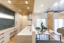 ホライゾングリーンの背面タイルも自然と温もりを感じさせる