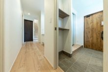 直接リビングへ、もしくは洗面へ、２Wayの動線が便利なエントランス