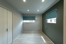 フォレストグリーンがアクセントの落ち着いたベッドルーム