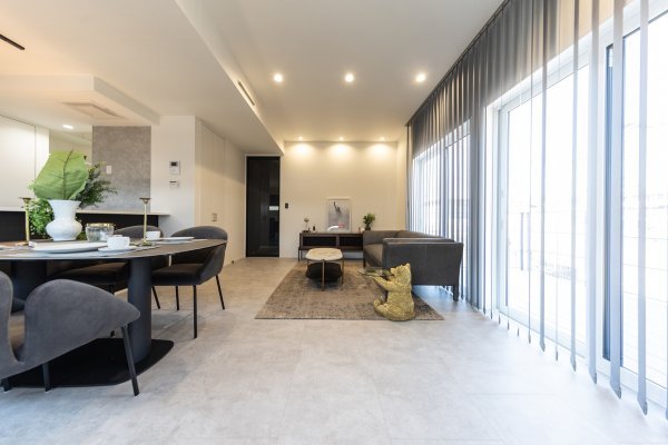 【ニュートラルな色彩が心地良いホテルライクな家】