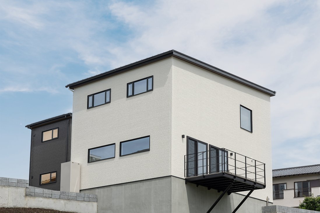 傾斜を含む高台に位置する敷地の特徴を活かした眺望を叶えるスカイデッキ