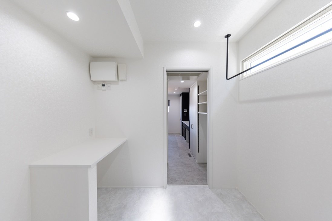 キッチンと洗面の両方からアクセスできる家事ラクのランドリールーム