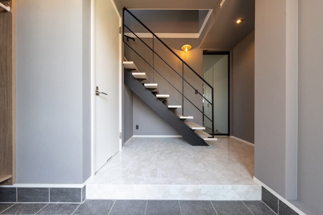 エントランスホールの吹抜け階段は開放感とデザイン性も高いインテリア