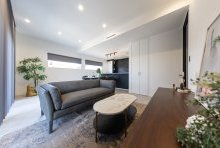 白を基調にモノトーンでコーディネートされたホテルライクなLDK