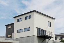 傾斜を含む高台に位置する敷地の特徴を活かした眺望を叶えるスカイデッキ