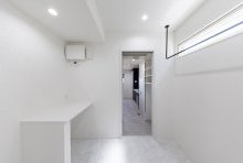 キッチンと洗面の両方からアクセスできる家事ラクのランドリールーム