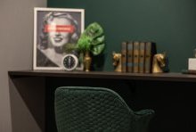 寝室に隣接させた書斎はトーンを落としたクロスを使用し落ち着いた空間