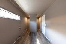 寝室内に設けた収納はウォークインできる２つのオープンクローゼット