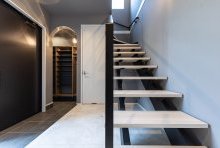 スタイリッシュなスケルトン階段は２階への抜け感も演出してくれる