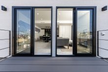 １階LDKでも敷地の特徴を活かしたソトと繋がるリビングバルコニー