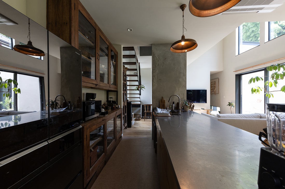 キッチンの背面には、ヴィンテージのキャビネットをリメイクしたカップボード