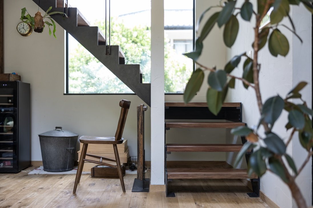 オーダーメイドの鉄骨と古材の踏板のコラボが美しいスケルトン階段
