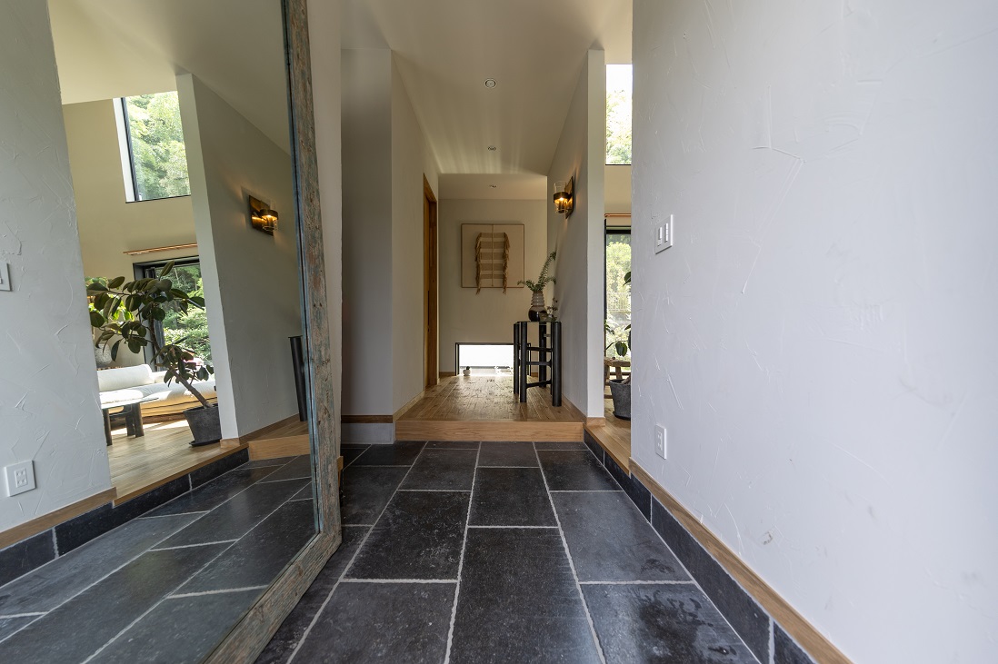 ベルギーから取寄せたアンティークの土間タイル。温故知新を纏うエントランス